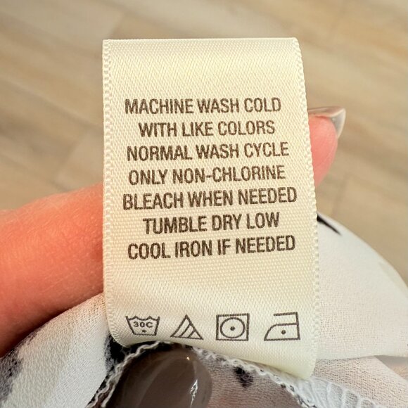 West Kei Floral Surplice Wrap Blouse 🖤🤍 – Size Medium ✨ - Picture 9 of 13